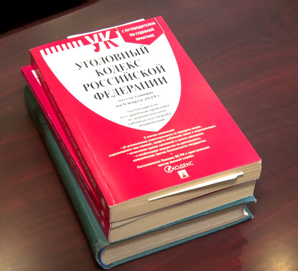 Адвокат из Орловской области предстанет перед судом по обвинению в мошенничестве В региональном СКР завершено расследование уголовного дела По версии следствия в 2022 году к адвокату обратились две жительницы Болховского района для оформления прав собственности на недвижимость В период с 2022 по 2023 год он получил от них 141 тыс и 51 тыс рублей соответственно Средства были переведены якобы за юридические услуги и сопутствующие расходы Как установили следователи реальная помощь оказана не была и заявленные расходы не производились Уголовное дело было возбуждено на основании материалов оперативной разработки орловской УФСБ и постановления областной прокуратуры На данный момент все необходимые следственные действия проведены обвинительное заключение утверждено Теперь вопрос о виновности адвоката и мере наказания предстоит решить суду Кстати максимальное наказание по ч 2 ст 159 УК РФ лишение свободы на срок до пяти лет Perviy Oblastnoi