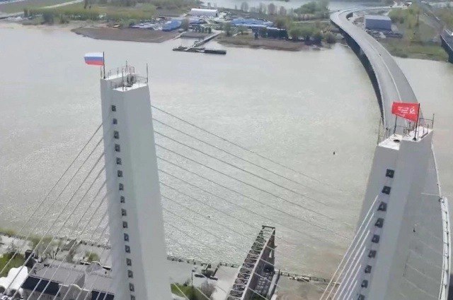 Знамя Победы подняли на пилоне четвертого моста в Новосибирске В Новосибирске на пилоне строящегося четвертого моста через реку Обь водрузили Знамя Победы и флаг России. Это самая высокая точка города. Символы подняли на высоту в 114 метров, рассказали в группе «ВИС». АиФ