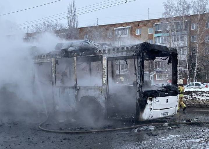 В Омске загорелся пассажирский автобус   Сообщение о происшествии поступило сегодня, 29 января, в 9:02. На остановке «Поселок Южный» произошло возгорание моторного отсека пассажирского автобуса, следующего по маршруту №64. Водитель оперативно эвакуировал пассажиров. Пожар на 30 квадратных метрах ликвидировали 8 сотрудников МЧС и 2 единицы спецтехники.   В результате высокой температуры произошел обрыв троллейбусной контактной сети. В связи с этим движение по маршрутам №8 и №15 в направлении конечной остановки «Ул. Гашека» временно осуществляется до ООТ «ПО «Полет».