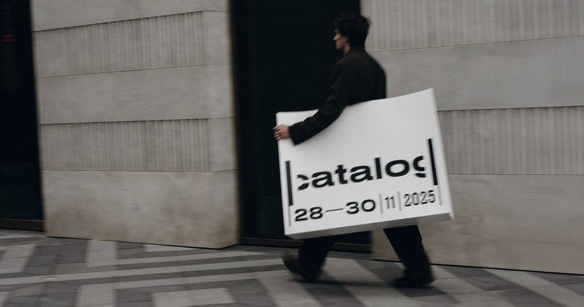 С 28 по 30 ноября в Москве пройдёт четвертый выпуск ярмарки современного искусства catalog в этом году она впервые поселится в жилом квартале Золотой на Софийской набережной За три дня здесь соберутся 59 российских галерей и более 200 художников от уже известных имён до тех кто только выходит к своему зрителю Каждая галерея привезёт одно новое имя а независимые эксперты по итогам ярмарки подготовят рейтинг авторов В этот раз catalog бережно исследует как искусство становится частью повседневной жизни как коллекционирование поддержка художников и меценатство превращаются в естественные тёплые жесты Это хорошее время и место чтобы спокойно походить рассмотреть работы прислушаться к себе и возможно забрать с собой кусочек этого мира ФОТО АРТЕМ ВИНДРИЕВСКИЙ