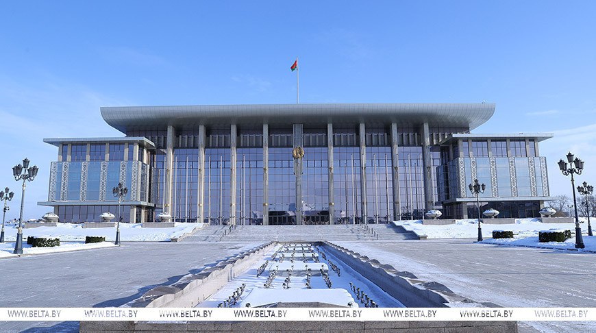 Лукашенко поступило приглашение на первую встречу лидеров Совета мира Об этом заявила пресс секретарь Президента Беларуси Наталья Эйсмонт Да приглашение на первую встречу лидеров в рамках Совета мира Президенту Беларуси поступило К сожалению мы его получили поздно рабочий график Президента на этот период уже был спланирован Да мы с удовольствием посетили бы Соединенные Штаты Америки но есть вопросы которые невозможно отложить заявила пресс секретарь Она сообщила что в Вашингтоне представлять страну будет министр иностранных дел который полностью погружен в тематику участия Республики Беларусь в Совете мира и другие вопросы региональной обстановки и двусторонних белорусско американских отношений Сайт TikTok VK Instagram YouTube ОК Стикерпак ВВ Чат бот