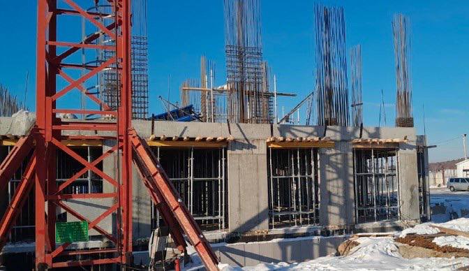 Мастер план в действии в Свободном строят новый детский сад Работы завершатся в 2027 году В Свободном продолжается возведение детского сада рассчитанного на 350 мест На данный момент готовность объекта составляет около 20 процентов сообщает Минстрой Амурской области Строительство ведется в рамках президентского национального проекта Семья и реализации мастер плана города Работы на объекте включают устройство монолитных конструкций второго этажа Стоимость строительства составляет около миллиарда рублей завершить работы планируется в 2027 году Реализация мастер планов в Свободном уже позволила построить современное здание городского ЗАГСа Начато строительство новой школы и проектирование детской школы искусств которую начнут возводить в следующем году В рамках мастер плана города активно проводится газификация Котельные жилые дома и общественный транспорт переводятся на экологически чистое топливо К концу следующего года весь общественный транспорт Свободного будет функционировать на газу Фото Минстроя Амурской области ТЕЛЕПОРТ РФ здесь все об Амурской области Мы в МАХ Написать нам