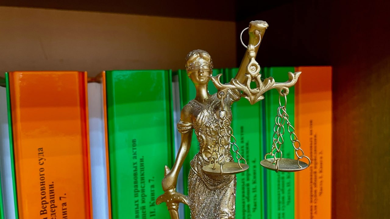 Омич полгода не мог доказать что жив В июле 2025 года мужчина находясь в другом городе получил уведомление на портале Госуслуг о блокировке банковских карт и учетной записи в связи с его смертью Причиной произошедшего стали нарушения при идентификации пациентов в учреждении здравоохранения пенсионера перепутали с неопознанным телом которое привезла скорая В результате в первичное свидетельство и справку о смерти попали недостоверные сведения а затем орган ЗАГС зарегистрировал смерть живого человека На помощь омичу пришла прокуратура Она внесла представление в медицинское учреждение а также направила в суд иск в интересах заявителя В нем требовалось установить юридический факт нахождения мужчины в живых внести изменения в актовую запись о смерти медицинские документы и взыскать компенсацию морального вреда в размере 40 тысяч рублей Суд полностью удовлетворил требования Om1 Омск в MAX