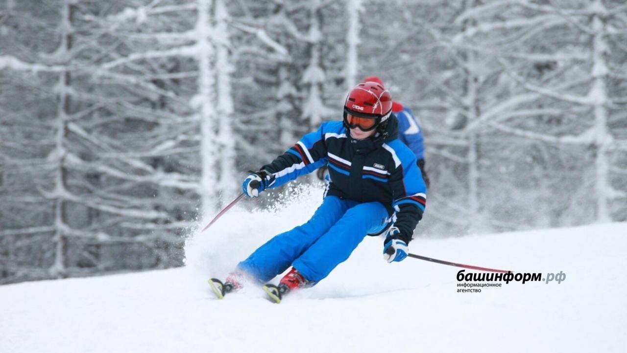 Горнолыжные курорты Башкирии за пять дней посетили почти 11 тысяч человек Горнолыжные курорты Мраткино и Куштау с начала 2026 года уже успели посетить почти 11 тысяч гостей и жителей Башкирии Как отметил заместитель премьер министра правительства РБ министр спорта РБ Руслан Хабибов это очень хороший показатель По его словам на курортах комфортно и тем кто давно стоит на лыжах и тем кто только делает первые шаги работают профессиональные инструкторы созданы хорошие условия регулярно проходят спортивные и семейные мероприятия Источник Башинформ БашПрирода