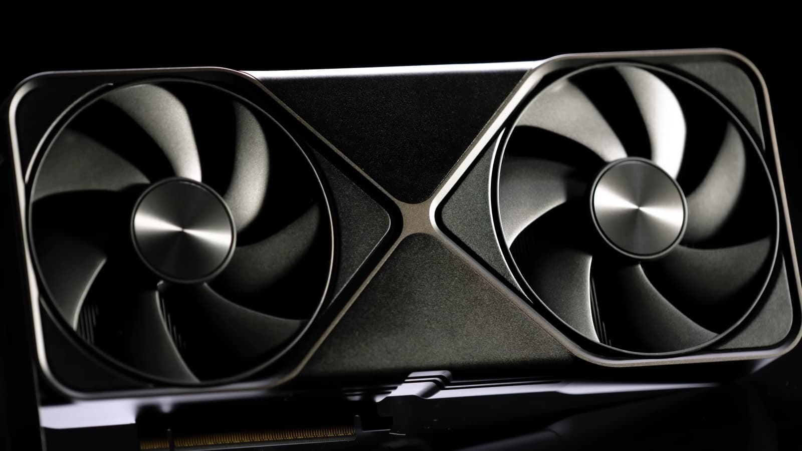 Вместо серии SUPER NVIDIA нацелилась на улучшенную RTX 5090 слух Похоже NVIDIA меняет планы по обновлению линейки видеокарт и это решение вряд ли порадует игроков По данным отраслевых отчётов компания вероятно отказалась от выпуска обновлённой серии GeForce RTX 50 SUPER в 2026 году