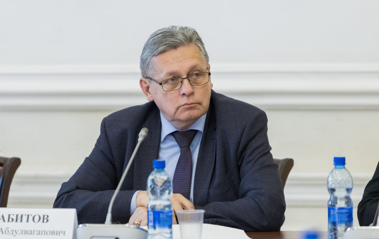 Рифат Сабитов Главным принципом для противодействия мошенничеству является безопасность персональных данных В Общественной палате РФ состоялся круглый стол на тему онлайн мошенничества Злоумышленники втягивают молодых людей в противоправные действия в частности в поджоги релейных щитов на железных дорогах И они где то в соцсетях читают что предлагается некая необременительная работа обещают за это заплатить от 25 до 100 тысяч рублей хотя речь идет фактически о диверсии подчеркнул председатель комиссии по развитию информационного сообщества СМИ и массовых коммуникаций ОП РФ заместитель гендиректора руководитель регионального департамента ВГТРК Рифат Сабитов Мошенники в первую очередь предпочитают Telegram и WhatsApp где процент совершения преступлений равен 64 и 30 соответственно Участники обозначили необходимость постоянного просвещения по теме кибербезопасности Кроме того отметили национальный мессенджер MAX который по качеству связи не уступает зарубежным аналогам vesti krsk