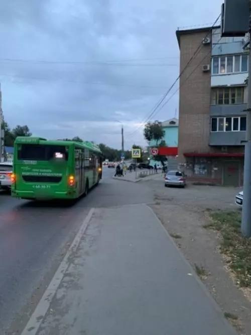 Из автобуса — в больницу: пожилая оренбурженка пострадала в общественном транспорте.   72-летняя женщина упала, когда водитель ЛиАЗа резко дал по газам. Ее забрали в больницу.   Полиция устанавливает все обстоятельства произошедшего.