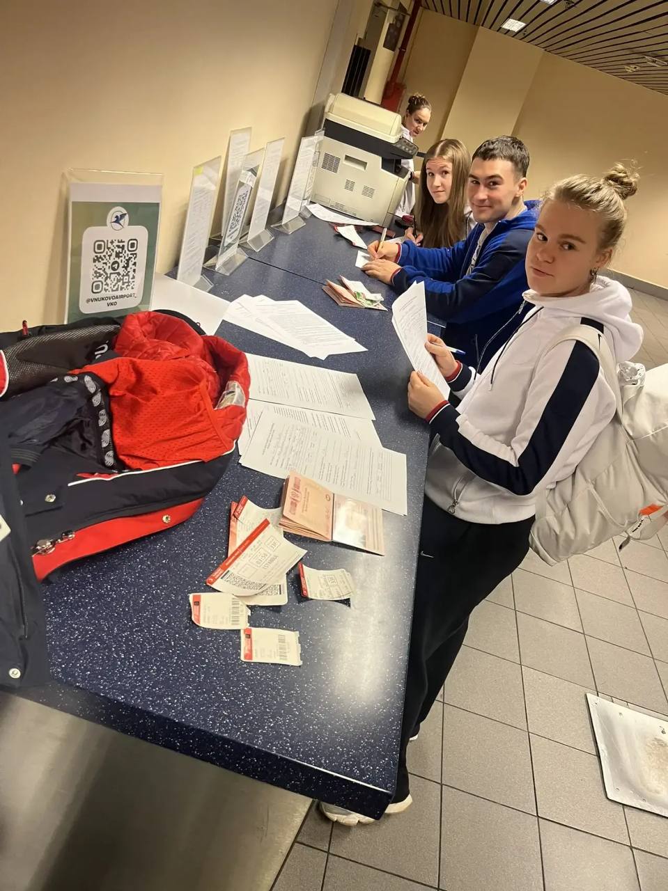 Велосипеды сборной России не доставили в Москву при перелёте из Турции после ЧЕ по велоспорту на треке Об этом сообщила пресс служба Федерации велосипедного спорта России Сборная по велоспорту на треке приземлилась в Москве после успешного выступления на чемпионате Европы в Конье Однако на ленте выдачи багажа пусто ни один велосипед не прилетел Случай для велосипедного спорта не рядовой такие ситуации бывают Но ситуация неприятная ни одной коробки из всех Разбираемся с логистикой и авиакомпанией Ребята дома а за технику продолжаем держать кулачки Желаем чтобы все потеряшки нашлись news matchtv Федерация велосипедного спорта России