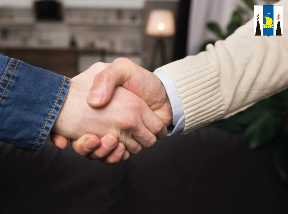 В Сахалинской области внесли изменения в Областное трехстороннее соглашение Губернатор Валерий Лимаренко председатель областного союза организаций профсоюзов Александр Кознов и председатель регионального Союза предпринимателей и промышленников Константин Сухоребрик подписали изменения в Областное трехстороннее соглашение Одно из ключевых нововведений направлено на поддержку семей с детьми Работодателям рекомендовано предоставлять возможность работающим родителям сопровождать детей в лечебные учреждения или на школьные детсадовские мероприятия в рабочее время с сохранением заработной платы В Сахалинской области 2026 год объявлен годом Счастливого материнства и изменения которые мы сегодня внесли в соглашение это очередной шаг навстречу улучшению демографического положения в регионе отметил глава региона Также стороны договорились разработать и внедрить программы для адаптации на рабочих местах сотрудников вернувшихся из зоны СВО Областное трехстороннее соглашение является основой для социального партнерства и гарантирует работникам ряд важных социальных льгот Ознакомиться с полным текстом измененного документа можно по ссылке Подписывайтесь на нас в MAX sakhgov