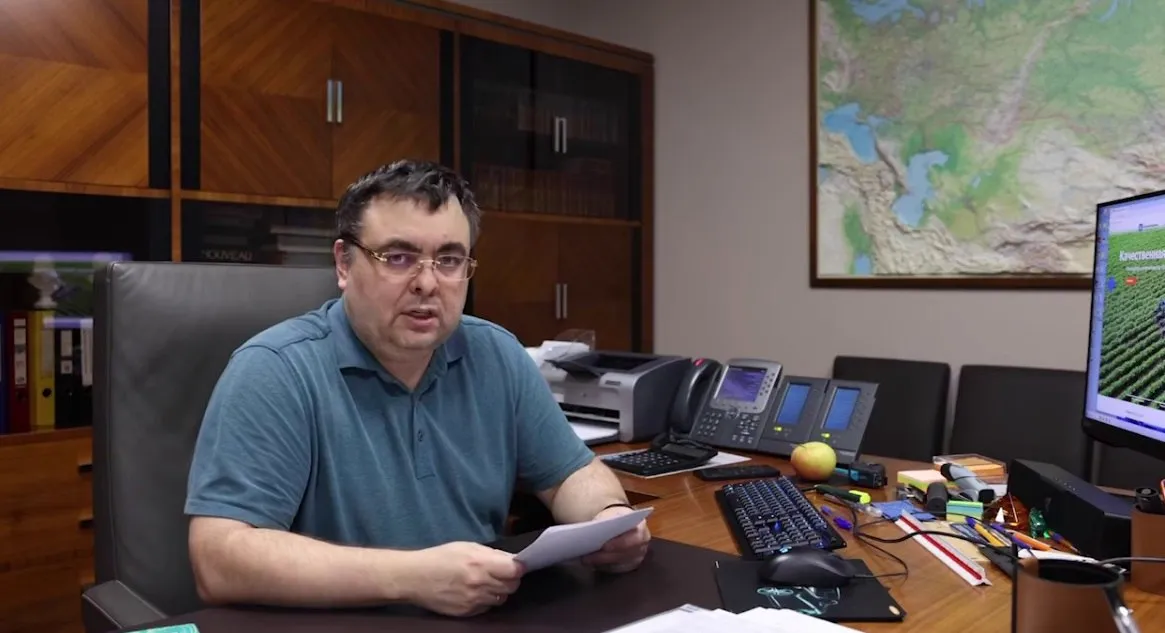 Заводы просто добивают директор Кубаньжелдормаша рассказал о провале импортозамещения Руководитель завода Кубаньжелдормаш предприятия с 93 летней историей пережившего немецкую оккупацию и 90 е публично заявил что российских производителей сейчас фактически выдавливают с рынка Поводом стал тендер на производство 561 путевого гайковёрта Госзаказчик по словам директора Кубаньжелдормаша Вячеслава Яковлева выдвинул нереалистичные условия обеспечительные платежи на миллионы рублей и сроки которые ни один завод не в состоянии выполнить Яковлев утверждает что тендер выиграла фирма из 14 человек которая просто перепродает готовые китайские изделия и может поставить их легко и быстро так как они уже готовы Складывается ощущение что наши госкомпании на нас и накладывают санкции Это приведет к тому что одно за другим российские предприятия будут закрываться Мы вынуждены сокращать людей и фактически сворачиваться сообщил руководитель предприятия и отметил что направил письма руководству страны МЭФ в MAX