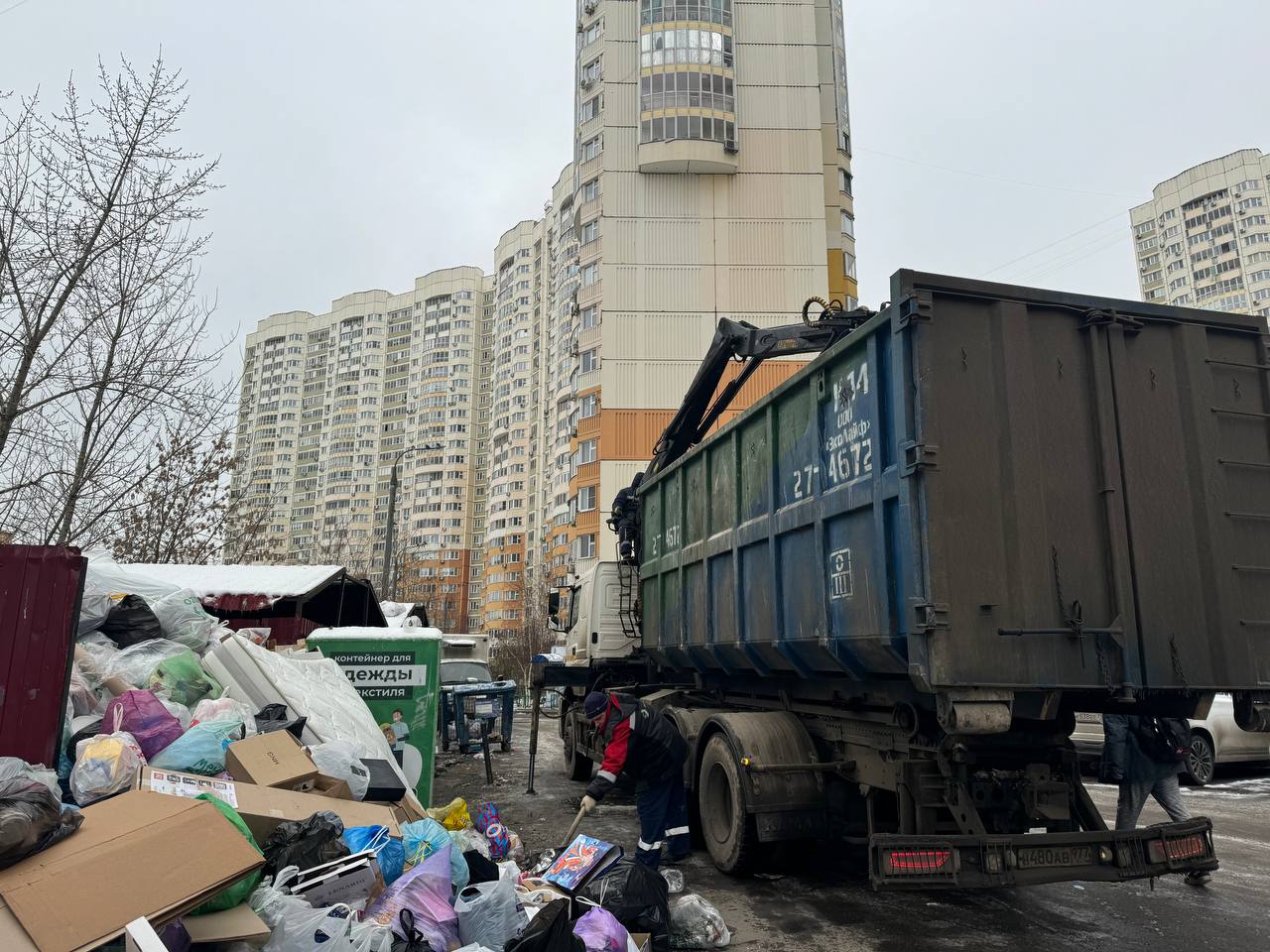 В Подмосковье начали разгребать стихийные свалки, которыми зарастают улицы городов    Власти Московской области всерьёз обратили внимание на свалки крупногабаритных отходов, которые повсеместно образуются возле контейнерных площадок для ТКО. Об этом сообщает министерство благоустройства региона.    Схема уборки оказалась элементарной: водитель мусоровоза приезжает на мусорную площадку, видит, огромную кучу хлама, наваленную по соседству, звонит диспетчеру. Специалисты присылают ломовоз, который позволяет вывезти свалку в считанные минуты.    «Нововведение не только упрощает процесс уборки перенакопления отходов на контейнерных площадках, но также и сокращает время реагирования на проблему. Уже подписано 92% от всех соглашений, эта работа будет продолжена и в следующем году. К ней подключены все региональные операторы. Видим первые результаты – по сравнению с прошлой неделей количество жалоб от жителей на образование навалов в Московской области сократилось на 25%. В среднем время решения проблемы теперь варьируется от 4 до 7 часов», – отметил зампред подмосковного правительства и глава Минчистоты Владислав Мурашов.    Чиновники с гордостью перечислили округа, которые оказались в лидерах недели по вывозу несанкционированных отходов. Среди них – Чехов, Серпухов, Одинцово, Волоколамск и Можайск.