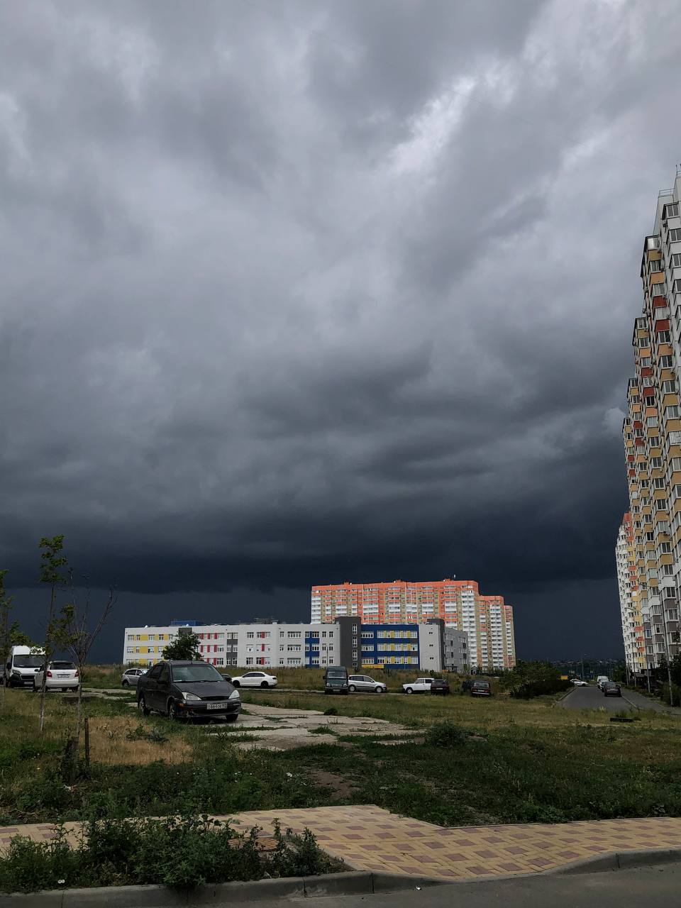 В Ростове-на-Дону введён режим повышенной готовности. С сегодняшнего дня в Ростове действует режим повышенной готовности для экстренных и коммунальных служб. Об этом сообщил мэр Александр Скрябин. Причина — резкое ухудшение погодных условий: синоптики прогнозируют сильные дожди и ливни, а порывы ветра могут достигать 20–25 м/с. Режим будет действовать как минимум до 12:00 25 июня. Подписаться на "Новости Ростова" Прислать новость