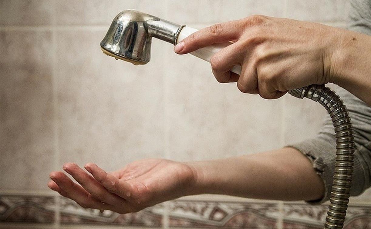 Из-за жары в Ростове перенесут плановое отключение воды в трех районах В связи с небывалой жарой в Ростове власти перенесли запланированное отключение воды, о чем заявил глава города Александр Скрябин. Ранее предполагалось, что подача холодной воды будет прекращена 30 и 31 июля в Первомайском, Ворошиловском и Октябрьском районах. Но из-за экстремальной жары, установившейся в донской столице, городская администрация приняла решение отложить ремонтные работы на две недели. Ростовчане восприняли эту новость положительно. Подписаться на "Новости Ростова" Прислать новость
