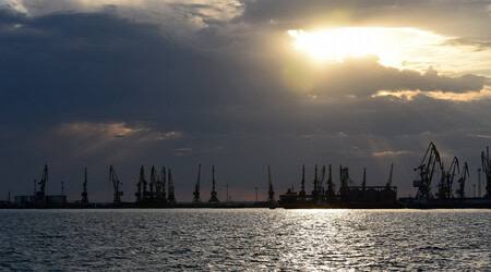 Суда из иностранных портов смогут заходить в порты РФ только по согласованию с ФСБ Соответствующий указ подписал Президент РФ Владимир Путин. «Заход в морские порты Российской Федерации судов, следующих из иностранных портов, осуществляется с разрешения капитана морского порта, согласованного с должностным лицом органа Федеральной службы безопасности», — говорится в тексте документа. Капитан морского порта вправе запретить заход судна в случае существенного несоответствия требованиям безопасности мореплавания. , VK и ОК и читайте новости на нашем сайт