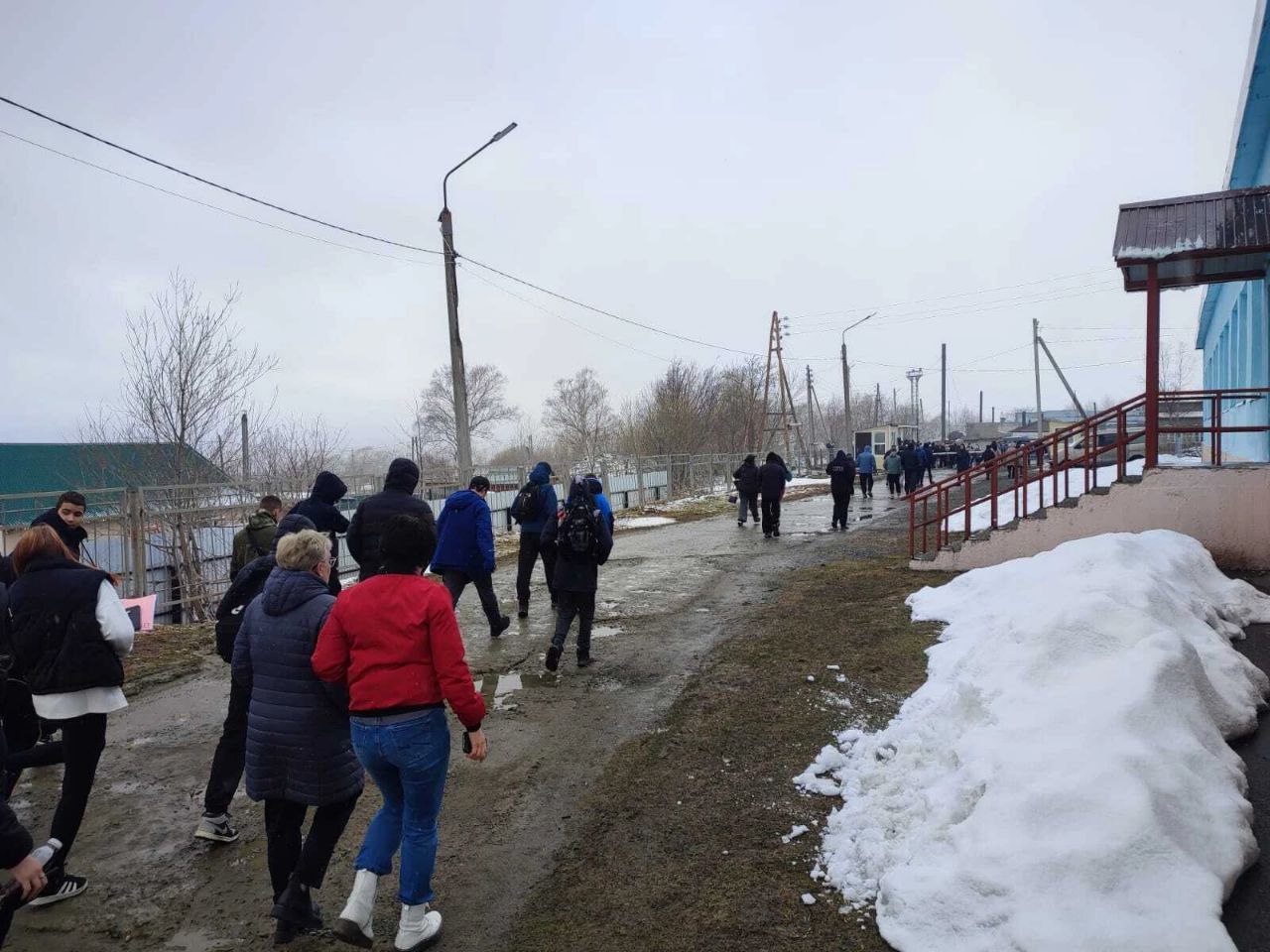 Пьяный мужчина в Долинске устроил переполох возле техникума В присутствии других людей около филиала Сахалинского техникума строительства и ЖКХ сахалинец ругался матом, а на неоднократные требования сотрудников Росгвардии прекратить выражаться не реагировал. Судья не нашёл оснований для административного ареста и назначил мужчине штраф в 2 500 рублей по статье о мелком хулиганстве. Эхо Сахалина. По сути о событиях на островах.