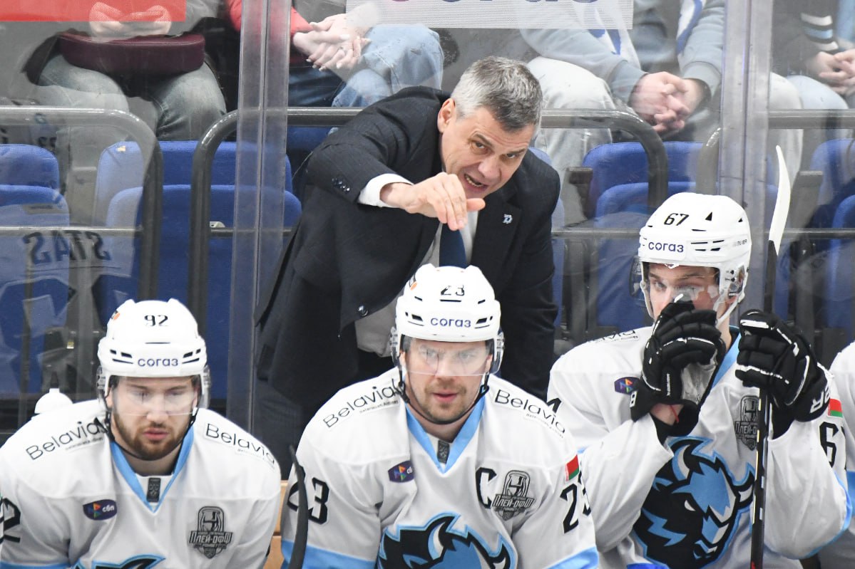 Квартальнов первым провел в КХЛ тысячу игр в качестве главного тренера Дмитрий Квартальнов из минского Динамо стал первым главным тренером в истории КХЛ с 2008 года достигшим отметки в тысячу матчей В воскресенье минский клуб принимает московское Динамо в матче регулярного чемпионата Квартальнов в КХЛ работал еще с пятью клубами Северсталью Сибирью ЦСКА Локомотивом и Ак Барсом В сезоне 2014 15 тренер привел ЦСКА к золоту чемпионата России которое вручалось по итогам регулярки КХЛ В истории отечественного хоккея больше тысячи матчей провели пять тренеров Владимир Крикунов 1495 рекорд Валерий Белоусов Виктор Тихонов Зинэтула Билялетдинов и Геннадий Цыгуров Global Look Press Подписаться на РБК Спорт