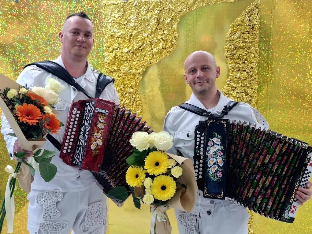 Педагоги Детской школы искусств №2 из Губкинского представили Ямал на VIII Международном телевизионном фестивале «Играй, гармонь!» имени Геннадия Заволокина, который проходил в Новосибирске.  Инструментальный дуэт «Тундр-Дуо" покорил сердца зрителей и жюри. Сергей Алабугин и Михаил Кулаков продемонстрировали высочайший уровень мастерства и артистизма и стали лауреатами фестиваля в номинации «Ансамбль», а Михаил Кулаков стал обладателем звания дипломант в номинации «Соло».  Эти награды – яркое свидетельство таланта, упорства и преданности музыке, а также огромный вклад в сохранение и популяризацию народной культуры.  Успех «Тундр-Дуо» – это яркий пример того, как любовь к искусству и упорный труд приводят к высоким достижениям.