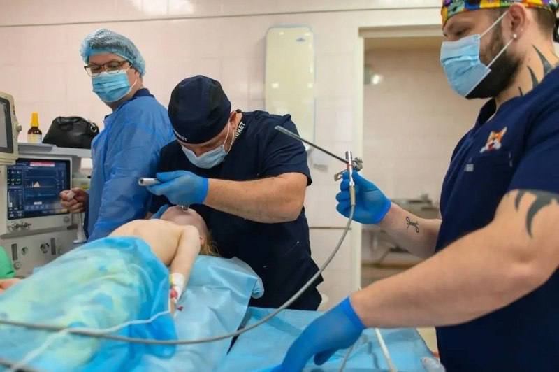 Ребенка госпитализировали с кровавой рвотой из за употребления колы во Владивостоке В Краевую детскую клиническую больницу 1 Владивостока экстренно доставили 12 летнего подростка с кровавой рвотой Как выяснилось ребенок длительное время употреблял кока колу что на фоне уже имевшихся проблем с желудком привело к тяжелым последствиям сообщил Тг канал 18 Детское здравоохранение Приморья Эрозийный гастрит панкреатит и панкреонекроз диагнозы которые все чаще ставят врачи эндоскописты Краевой детской клинической больницы 1 детям и подросткам Приморья Один из последних случаев кровавая рвота у ребенка 12 лет которого экстренно доставили в Первую детскую Со слов пациента он длительное время употреблял кока колу говорится в сообщении Врач эндоскопист Маргарита Лемза проводившая обследование рассказала что даже при минимальном контакте эндоскопа со слизистой желудка возникали микрокровоизлияния По ее словам это свидетельствует о том что у ребенка уже были предпосылки к эрозийному гастриту который усугубился из за употребления газированного напитка Врачи отмечают что при здоровом желудке разрыва может и не произойти но при любом заболевании ЖКТ такой эксперимент приводит к тяжелым последствиям Теперь подростку предстоит длительное лечение и наблюдение у гастроэнтеролога Фото Тг канал 18 Детское здравоохранение Приморья   PrimaMedia в       подпишись 18