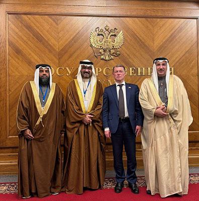 Максим Топилин Сотрудничество России и Бахрейна имеет значительный потенциал для дальнейшего расширения во многих сферах В Государственной Думе состоялась двусторонняя встреча комитета по экономической политике с делегацией Палаты депутатов Национального Собрания Королевства Бахрейн Глава комитета Максим Топилин отметил что Королевство Бахрейн надежный партнер для Российской Федерации в арабском мире 29 сентября 2025 года мы отмечали 35 ю годовщину установления дипломатических отношений между нашими странами С большим уважением относимся к тому что Бахрейн придерживается самостоятельности и независимости на международной арене Это прочная основа чтобы выстраивать долгосрочное сотрудничество В этом году Королевство Бахрейн было почетным гостем XXVIII Петербургского международного экономического форума ПМЭФ Также знаю о проработке проведения 4 го заседания Межправительственной Российско Бахрейнской комиссии к концу этого года сообщил Топилин Он подчеркнул что важным направлением сотрудничества двух стран являются инвестиции Объем взаимной торговли России и Бахрейна вырос на 15 за I квартал 2025 года Наши страны заинтересованы в увеличении закупок металлов и химической продукции а также готовы поставлять больше продовольствия и полезных ископаемых расширять линейку товаров за счет фармацевтической продукции и ИТ решений отметил парламентарий Двустороннее сотрудничество по его словам динамично развивается в таких приоритетных отраслях как агропромышленный комплекс энергетика транспортная инфраструктура Особое значение имеет анонсированный на ПМЭФ 2025 проект создания в Бахрейне логистического хаба предназначенного для обеспечения поставок российской пшеницы на рынки государств Персидского залива рассказал Топилин Активно развивается сотрудничество двух стран в области туризма добавил депутат За последние два года число турпоездок из Королевства Бахрейн в Россию выросло в 5 раз Положительная динамика в развитии туризма подкрепленная упрощением визового режима и наличием прямого авиасообщения способствует дальнейшему укреплению экономических и культурных связей между нашими странами В целом сотрудничество России и Бахрейна имеет значительный потенциал для дальнейшего расширения и углубления во многих сферах резюмировал Топилин На встрече делегация Палаты депутатов Национального Собрания Бахрейна представители комитета Госдумы по экономической политике министерств и ведомств обсудили перспективы расширения сотрудничества развития торговли привлечения инвестиций и подтвердили взаимную заинтересованность в укреплении партнерства и развитии новых направлений парламентского взаимодействия ergosdumaofficial