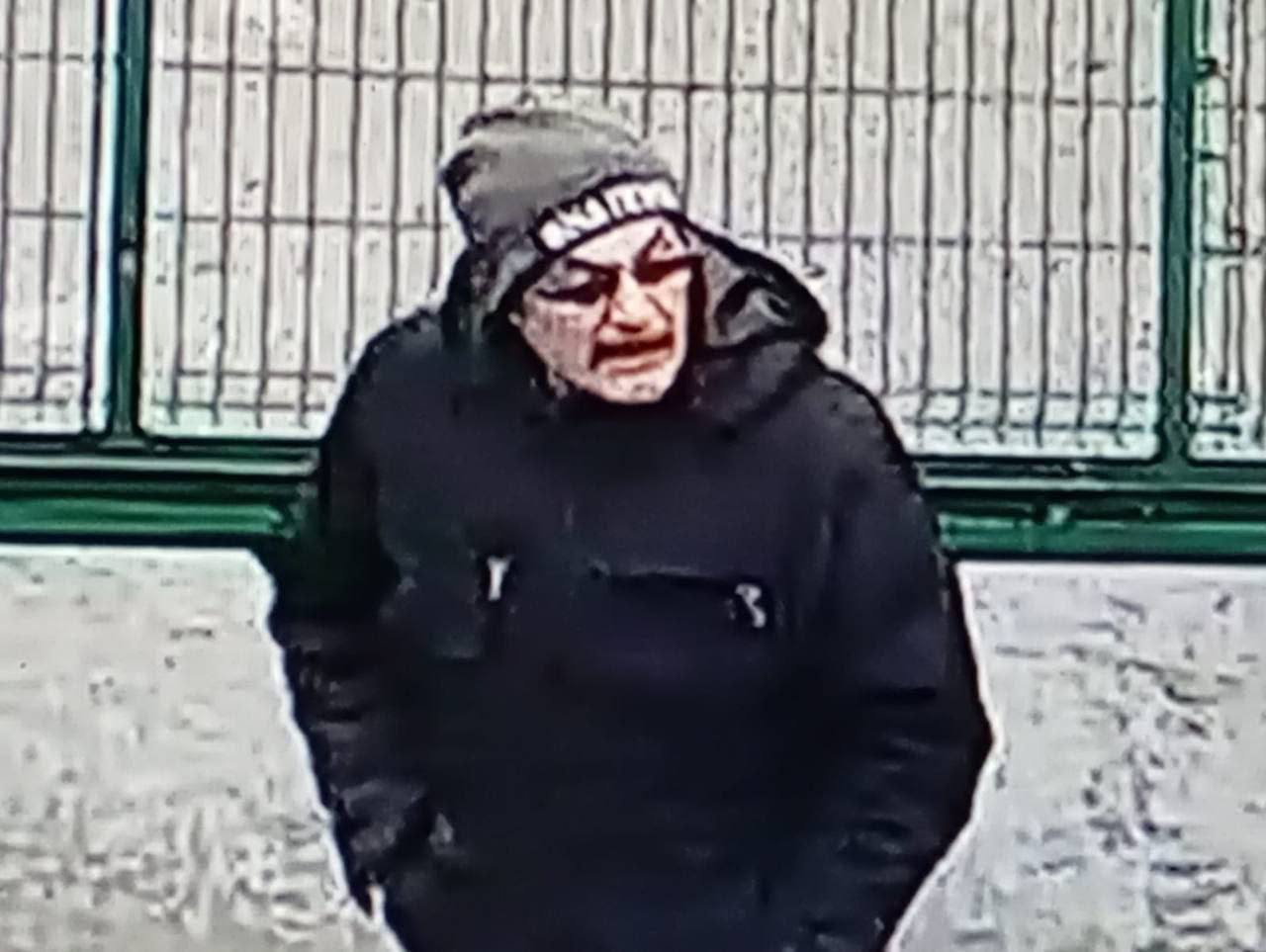 Жители Остафьево уже двое суток ищут пропавшую собаку Хозяева опасаются что бордер колли по кличке Сима могла попасть в руки похитителей и быть передана в ресторан По словам хозяйки мужчина подъехал к дому приманил питомца и увёз его Семья обратилась в полицию и начала собственные поиски К делу подключились волонтёры многие узнали на видео Сергея Пая ранее подозревавшегося в краже собак Шесть лет назад его семью задержали в Ступине тогда в машине нашли ошейники ножи и полуживую овчарку Теперь Леоновы боятся что их Симу постигла та же участь Поиски продолжаются Москва 2025