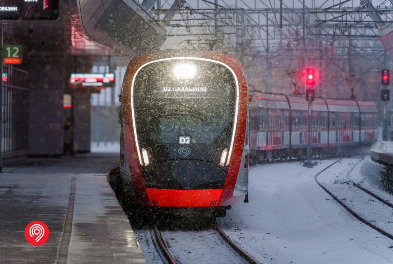 Московский транспорт в Рождественскую ночь проработает дольше обычного.   Метро и МЦК будут открыты до 2 часов ночи, а МЦД до — 3. Плюсом к этому работу 149 маршрутов автобусов продлят до 3:30 ночи, а 18 ночных маршрутов будут курсировать согласно обычному расписанию.