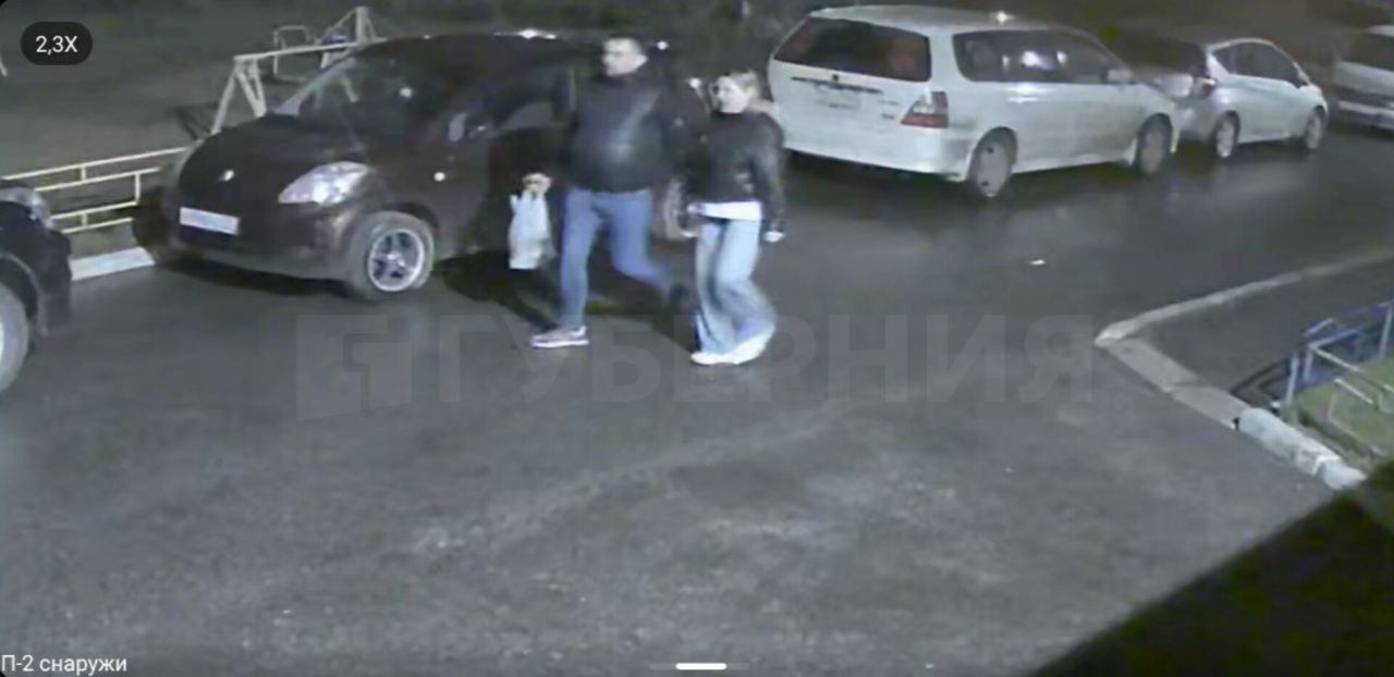 Очередного «борца» с автомобилями сняли на видео в Хабаровске В субботу, 3 мая, камера видеонаблюдения, установленная во дворе дома на улице Пионерской, зафиксировала проходивших мимо мужчину и женщину. В какой-то момент мужчина подошел к припаркованному автомобилю и сильно ударил его ногой. Чем помешал внедорожник, неизвестно. Будь в курсе событий.