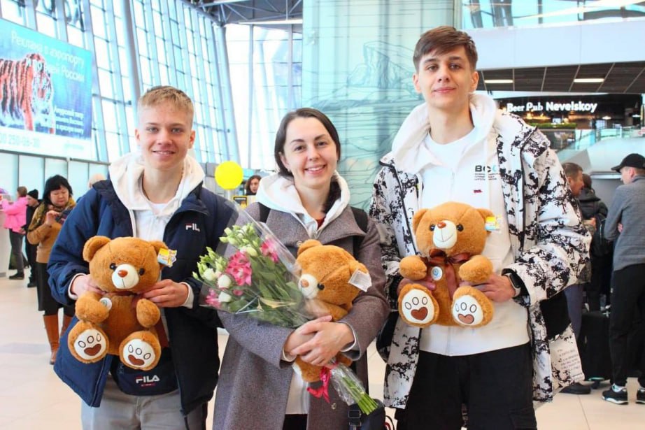 22 школьника из Хабаровского края стали победителями и призерами всероссийской олимпиады Подведены итоги заключительного этапа Всероссийской олимпиады школьников. Сезон завершили соревнования по английскому языку и биологии. Четыре одиннадцатиклассника из Амурска, Комсомольска-на-Амуре и краевой столицы стали призерами по английскому языку, десятиклассник из Хабаровска – призером по биологии. Регион сохраняет лидерство в ДФО по количеству призеров и победителей олимпиады, подтверждая, что Хабаровский край – образовательная столица Дальнего Востока! Проведение олимпиады соответствует целям нацпроекта «Молодежь и дети», инициированного Президентом России. #нацпроекты27