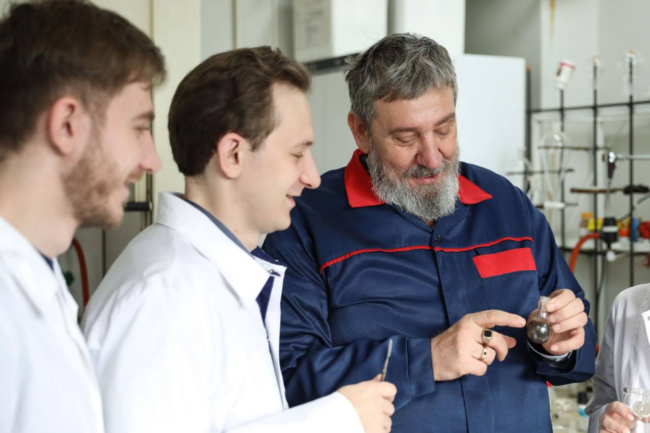 Ученые СКФУ разработали технологию удаления нефтепродуктов с пляжей Черного моря Ученые Северо-Кавказского федерального университета завершили апробацию инновационной технологии сепарации для удаления нефтепродуктов из песка, которая планируется к использованию для ликвидации экологических последствий в Черном море. Проект реализован под руководством Заслуженного деятеля науки Российской Федерации, доктора химических наук, декана химического факультета СКФУ Александра Аксенова. Отметим, что до декабрьской катастрофы в Чёрном море в практике российских и зарубежных учёных разработок технологий по утилизации и сбору мазута не было. Перед химиками страны была поставлена задача создания эффективной и экологичной технологии очистки мазутистого загрязнения с пляжей. Ученые СКФУ разработали технологию, применимую для двух видов сепараторов. Подробности - на сайте ГТРК «Ставрополье».