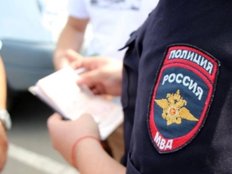 Полиция Челябинской области завершила следствие по делу о хищении у запуганных жертв семи миллионов Главное следственное управление ГУ МВД России по Челябинской области завершило расследование уголовного дела в отношении 43-летнего жителя Самары, обвиняемого в мошенничестве. Злоумышленник содействовал обману семи человек, четверо из которых являются жителями Челябинской области, трое – Кировской. С сентября 2023 года по февраль 2024 года, действуя по указаниям кураторов, полученным через мессенджер, фигурант организовывал изготовление подложных документов, содержащих символику, гербовые печати и подписи должностных лиц правоохранительных органов и финансовых организаций. ПОДРОБНЕЕ URALPRESS.RU
