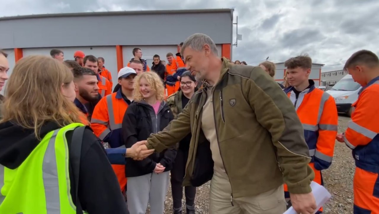 В Москве арестован генеральный директор строительной компании Автодор Рамиль Шайдуллин Он стал фигурантом уголовного дел о растрате в особо крупном размере сообщается в Telegram канале Судов общей юрисдикции города Москвы Шайдуллин возглавил строительную компанию в 2022 году до этого был гендиректором Камгэсэнергостроя На сайте Автодора сообщается что он потомственный строитель с отличие окончивший КГАСУ Под его руководством компания в том числе прокладывала трассу М 12 СМИ называли его партнером и другом гендиректора ПСО Казань Равиля Зиганшина В 2022 году Шайдуллин выкупил долг ПСО перед компанией ИСК Стройинжиниринг в 420 млн рублей по заказу этой фирмы компания Зиганшина строила станции метро в Казани Фото Автодор inkazanischa