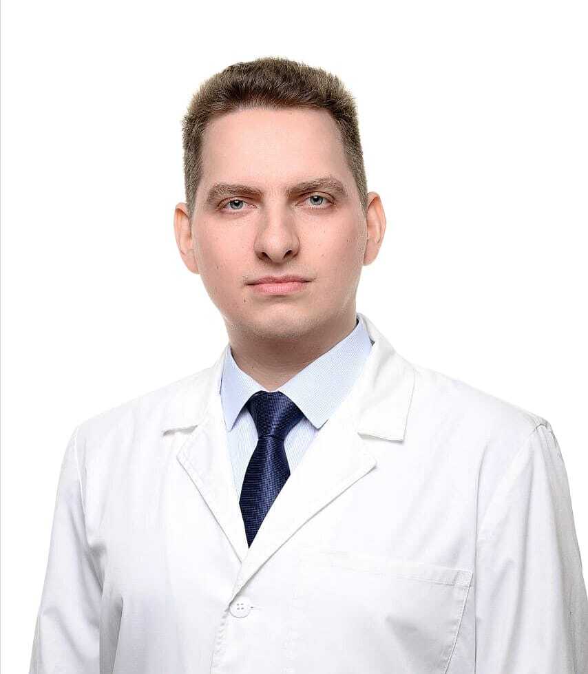 Врачи Долгопрудного спасли жизнь пациентке с опухолью головного мозга Нейрохирурги Долгопрудненской больницы успешно оперируют онкологических пациентов с опухолью в головном мозге. Даже в тяжёлых случаях возвращают людям жизнь. Вот недавний такой пример. 64-летняя женщина с 2024 года проходит онкологическое лечение по поводу меланомы. В январе 2025-го у пациентки появились головные боли, головокружение, слабость и повышенная сонливость. После обследования выявили множественные внутримозговые новообразования большого размера. Состояние ухудшалось, женщина уже не могла ходить. Она консультировалась у многих докторов в разных клиниках, в том числе федеральных. Но после приёма у нейрохирурга Долгопрудненской больницы Данила Чёлушкина, приняла решение оперироваться у него, в нашей больнице. Трехчасовая операция прошла успешно. Выполнили её сотрудники нейрохирургического отделения Данил Чёлушкин, ассистирующий ему Станислав Киселёв, врач-анестезиолог Маргарита Киселёва, операционная сестра Любовь Кошелева. В послеоперационном периоде у женщины прекратились головокружения, головные боли, сонливость. Она самостоятельно двигается, полностью себя обслуживает и готовится к выписке. Мы желаем скорейшего выздоровления всем пациентам Долгопрудненской больницы! А нашим медработникам вновь говорим: вы – лучшие! #долгопрудный #вдолгопрудном #подмосковье #здравоохранениевДолгопрудном #СпасибоДоктор