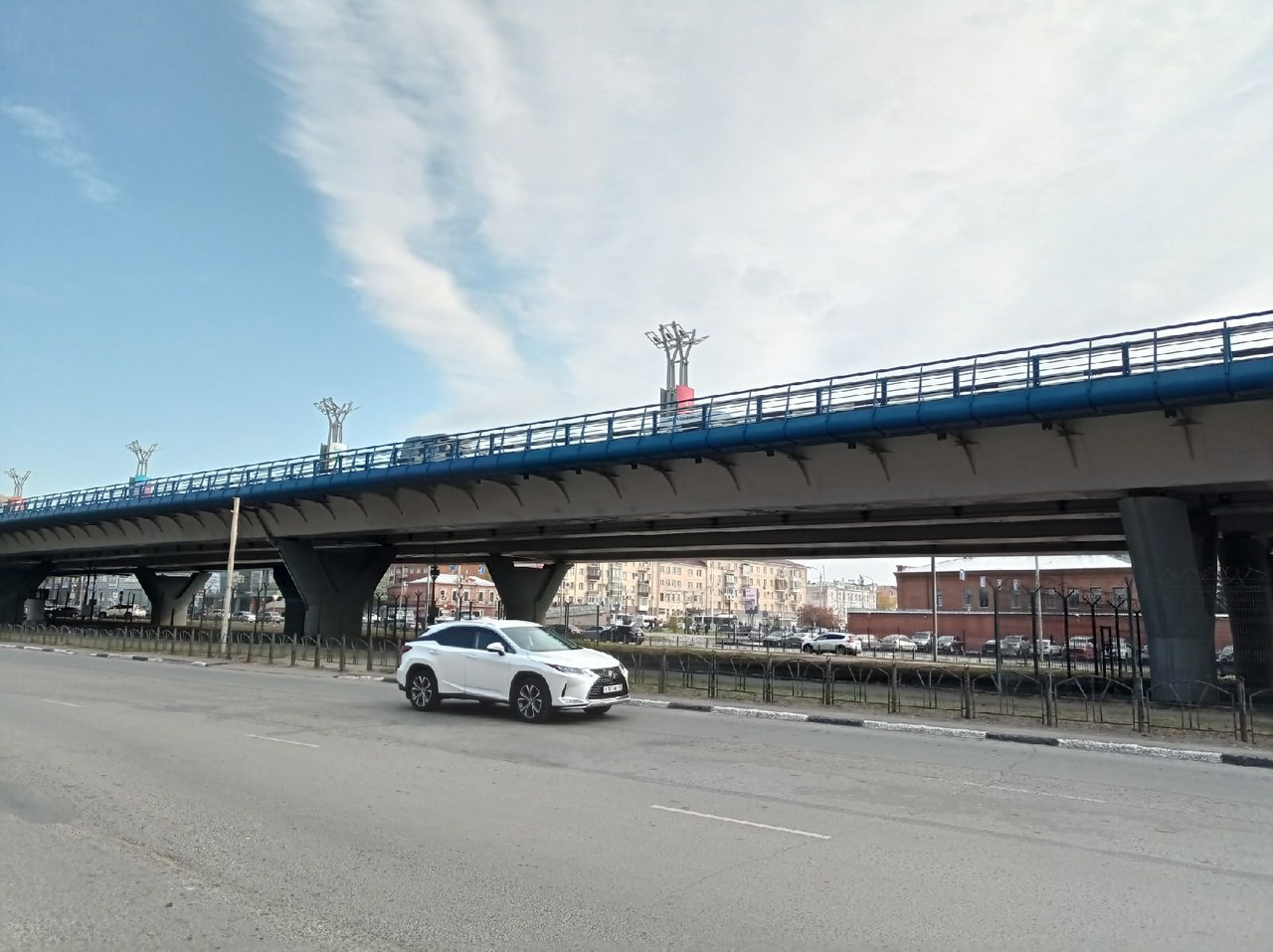 Омские чиновники объявили конкурс на проектирование развязки возле метромоста  Вчера, 7 августа, мэрия Омска объявила торги на разработку проекта транспортной развязки около метромоста. Начальная цена работ превышает 10,9 млн рублей. Заявки на конкурс будут принимать до 25 августа. Выбрать подрядчика, который предложит самую меньшую цену, планируется 28 августа.  Как примерно будет выглядеть развязка, чиновники решили уже в прошлом году. Она расположится в границах улиц Добровольского – Орджоникидзе – Красный Путь. Новая двухполосная дорога должна увеличить пропускную способность центральных улиц, связав метромост с улицей Добровольского, где сейчас тупик, а также улицы Красный Путь и Булатова. По сути, это будет дублер улицы Фрунзе.  По проекту контракта, опубликованному на портале «Госзакупки», начать работы подрядчику предстоит в течение 3 рабочих дней с даты подписания, а закончить 31 июля 2026 года.