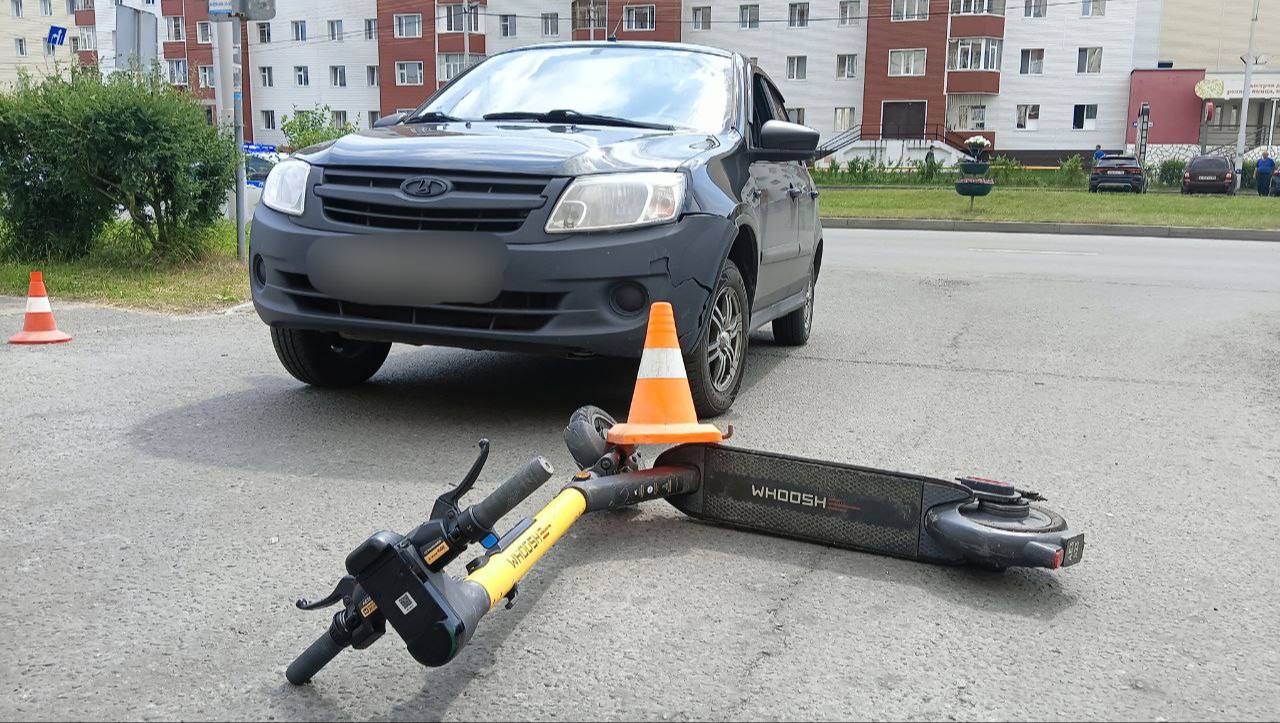 В Сургуте автомобилист наехал на электросамокатчика  По предварительным данным, водитель LADA Granta при въезде во двор на Комсомольском, 15 допустил наезд на электросамокат, которым управляла девочка 2007 года рождения.  Электросамокатчицу увезли в медучреждение для обследования.    Подписаться   Прислать новость