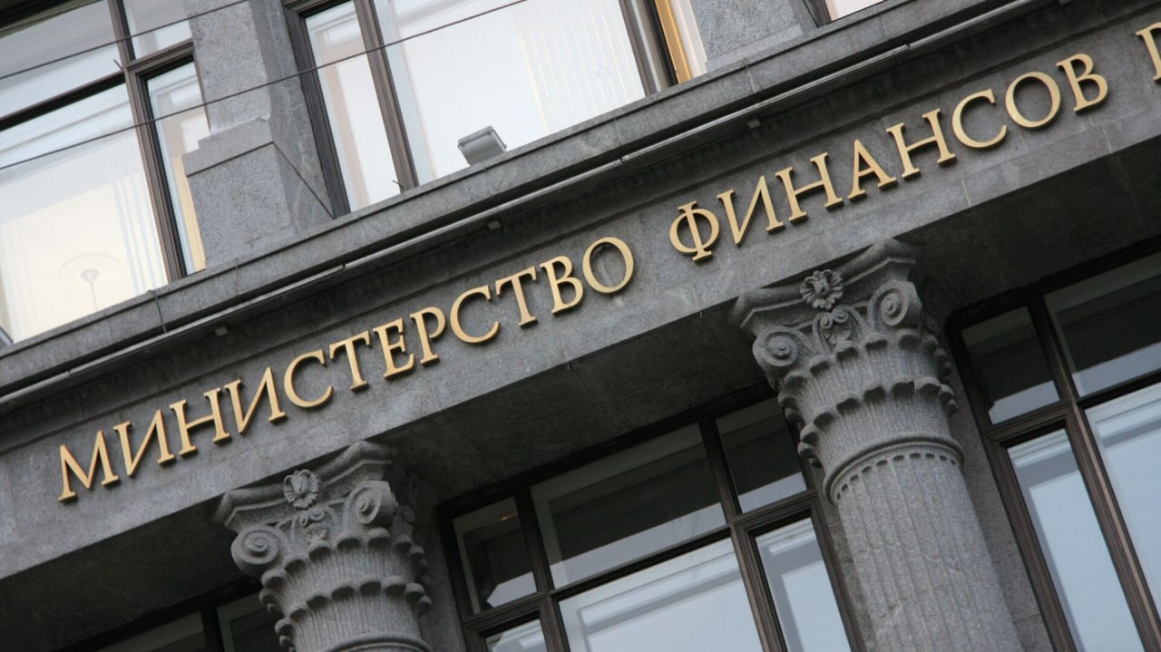 Минфин планирует в ближайшие годы приватизацию крупнейших госкомпаний  Минфин планирует приватизацию крупнейших госкомпаний в ближайшие годы Россия сохранит контрольный пакет акций в компаниях имеющих стратегическое значение Это следует из материалов к проекту бюджета РФ на 2026 2028 гг   Также планируется приватизация крупнейших госкомпаний с госучастием Мера будет способствовать пополнению бюджета от продажи долей РФ в компаниях При этом государство безусловно сохраняет контрольный пакет акций в компаниях естественных монополистах и других компаниях имеющих стратегическое значение отмечается в материалах Минфина Подписаться Верным курсом