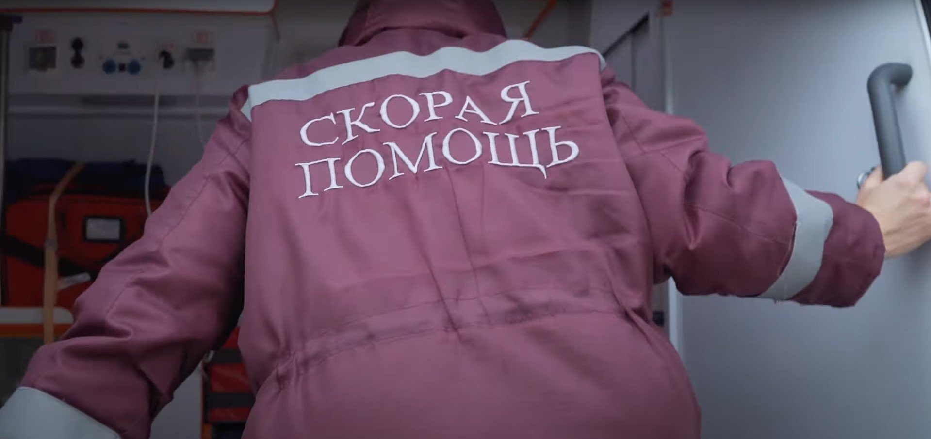 Угрожавшему врачу пациенту вынесли приговор в Барнауле Скорая помощь приехала на вызов в квартиру жителя Индустриального района города Мужчина находился в состоянии алкогольного опьянения и из за внезапно возникшей неприязни направил в сторону врача пневматический пистолет Медик всерьез начала опасаться за свою жизнь К счастью после ряда угроз агрессор прекратил преступные действия Затем в обстоятельствах инцидента разбирались правоохранители В результате мировой суд признал барнаульца виновным по ч 1 ст 119 УК РФ угроза убийством Фигуранту назначили наказание в виде 120 часов обязательных работ передает краевое Управление по обеспечению деятельности мировых судей