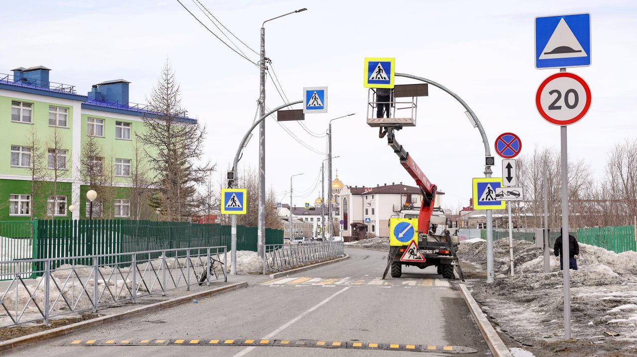 В городах и районах Ямала установят «умные» пешеходные переходы. Система на базе ИИ будет распознавать приближение человека или транспортного средства. При появлении пешехода загорятся прожекторы и информационное табло. Ночью на дорогу проецируется разметка. Системой интеллектуальной безопасности оборудуют 38 пешеходных переходов рядом с социально значимыми учреждениями: девять — в Пуровском районе, по семь — в Ноябрьске и Новом Уренгое, пять — в Муравленко, четыре — в Губкинском, по три — в Лабытнанги и Приуральском районе. Новости Ямала Поддержать нас бустом