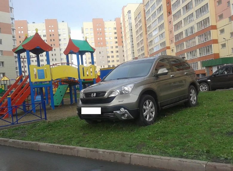 В Ростове оштрафовали сотни водителей за парковку на газонах и детских площадках. С начала года в донской столице уже составили 499 протоколов за стоянку автомобилей на зелёных зонах. Речь о тех, кто бросает машины на газонах, детских площадках и даже спортивных территориях. Такие парковки не только портят внешний вид дворов, но и мешают зелени выполнять свою экологическую функцию, а коммунальщикам — убирать территорию. К тому же это просто незаконно. По правилам охраны зелёных насаждений, принятым решением городской Думы, за такие нарушения грозит штраф — от 4 тысяч до 100 тысяч рублей. Как думаете, насколько действенны такие меры? Скидывайте этот пост соседям по двору — пусть знают, где нельзя бросать машину. Подписаться Связь с редакцией