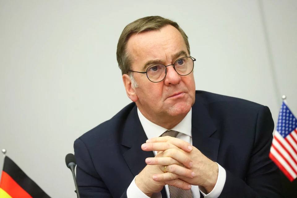 Глава Минобороны Германии раскритиковал Трампа за сигналы в адрес Путина Борис Писториус заявил что действия президента США негативно повлияли на ход конфликта По его мнению Трамп послал Москве неправильные сигналы и тем самым усилил уверенность Путина Министр также предположил что исключение вопроса о вступлении Украины в НАТО стало тактической ошибкой Несмотря на это Писториус пообещал что Германия продолжит военную и финансовую поддержку Киева Геополитика