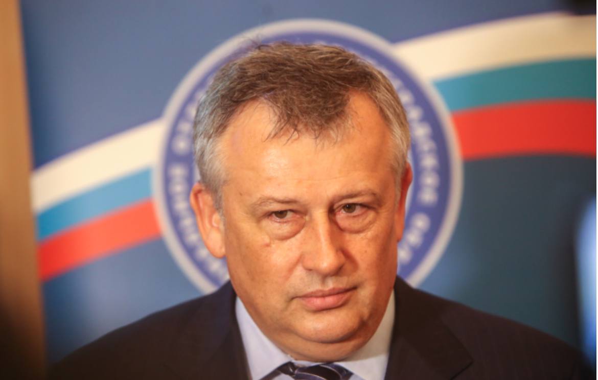 Жители Ленобласти смогут пообщаться с губернатором по прямой линии В понедельник 17 ноября состоится прямая линия губернатора Ленинградской области Александра Дрозденко сообщили в пресс службе администрации региона Местные жители смогут обсудить с главой области волнующие вопросы и возникшие проблемы по бесплатному номеру на территории Ленобласти при звонке со стационарного телефона 006 Также можно будет связаться с губернатором по платному номеру телефона 8 813 61 315 01 Трансляция будет доступна в нашей группе отметили в пресс службе администрации Коньков Сергей ДП Подписаться на ДП в Telegram MAX