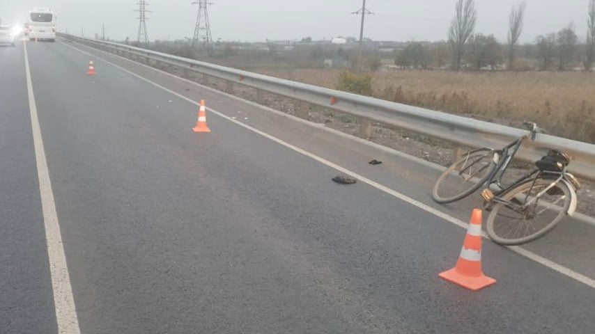 Рейсовый автобус насмерть сбил велосипедиста под Джанкоем.  Водитель ПАЗа не выдержал безопасную дистанцию от велосипеда и наехал на него в районе 532 км трассы Р-280. Пассажиры не пострадали. Полиция выясняет личность погибшего.