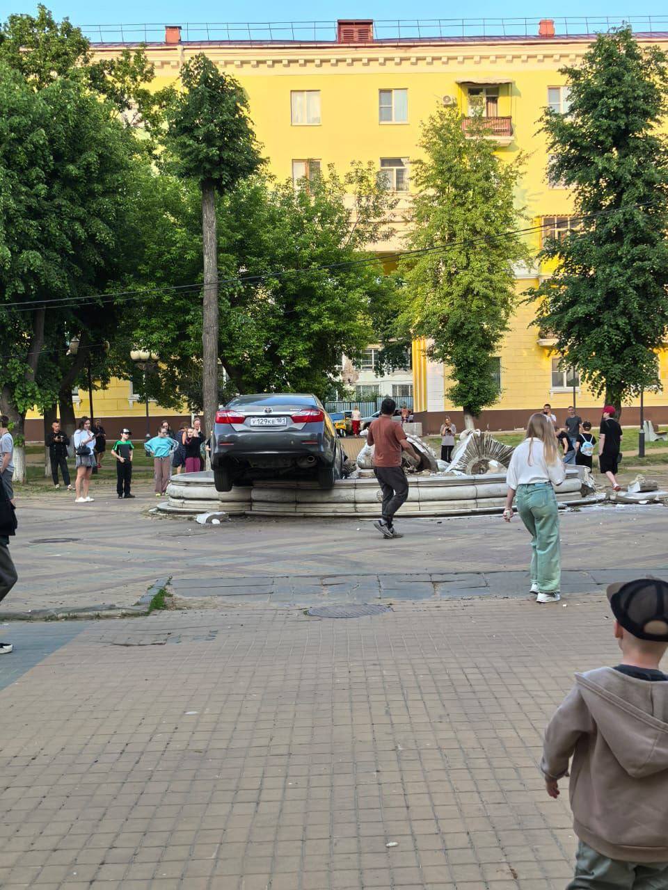 Необычное ДТП произошло в Ступино – водитель за рулем Toyota Camry въехал в фонтан на проспекте Победы. «Москва»