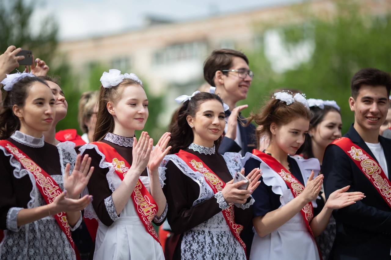 Средний балл ЕГЭ по Чувашии превышает общероссийские показатели.  Об этом сообщил Глава республики Олег Николаев.  «Наиболее популярными предметами по выбору среди выпускников текущего года стали математика профильного уровня и информатика.    Также ребята всё чаще стали выбирать такие предметы, как физика, химия, биология, что говорит о растущем интересе к естественно-научным предметам. Этому способствовала реализация Концепции развития дополнительного образования детей естественно-научной и технической направленностей в Чувашии до 2030 года», - рассказал руководитель региона.    По результатам всех экзаменов лучшие средние баллы в Цивильском округе, Чебоксарах и Новочебоксарске, Вурнарском и Канашском МО, отметил Олег Николаев.