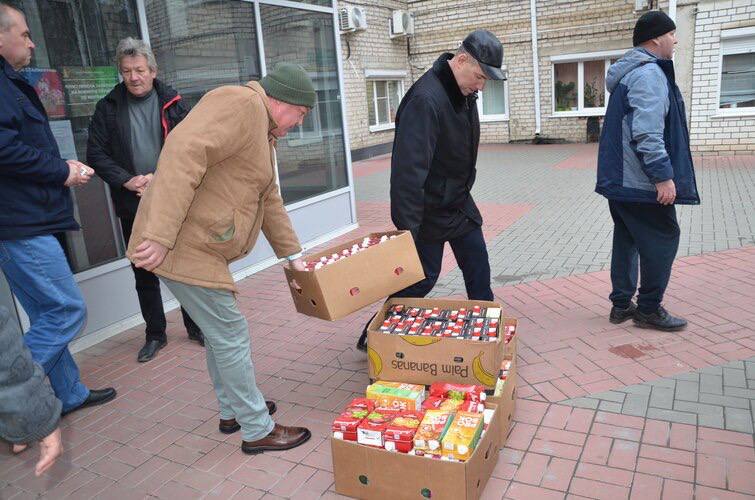 ‼ Михайловка отправила 5 тонн новогодних посылок на СВО   Инициативу областной администрации по сбору новогодних посылок для участников СВО поддержали многие организации и учреждения г. Михайловка, Волгоградской области.  30 ноября было отправлено 950 новогодних посылок, это более 5 тонн продуктов длительного срока хранения. Учащиеся школ внесли свой вклад, подготовив поздравительные письма и открытки для военнослужащих.  ‼ Отправка гуманитарного груза состоялась благодаря следующим организациям, учреждениям и предприятиям:  Кафе КОВЧЕГ Себряковский механический завод Комбинат благоустройства и озеленения ООО "Комбайны и Тракторы" Михайловский рыбозавод Инвест Битум Михайловская муниципальная аптека Центр физической культуры и спорта Центр Градостроительства и Землеустройства Михайловкажилпромгаз, Управляющие компании «Жилищное хозяйство» и «Домоуправление №1» Михайловский городской рынок СКАИ Центральная районная больница Михайловская городская детская больница ТЦ "Святогор" «Гранит Агро»  Также к акции присоединились сельскохозяйственные товаропроизводители, сотрудники администрации городского округа город Михайловка и её подразделений, муниципальных учреждений культуры и образования, депутатский корпус Михайловской городской Думы. Оперативную транспортировку обеспечила компания «Агро-Сервис-Запчасть».