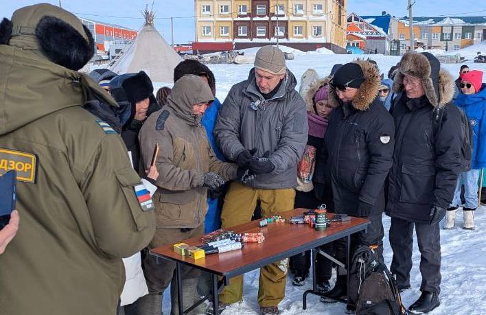 Тундровики Ямала прошли обучение в рамках проекта  "Медвежий патруль"  Специалисты департамента природных ресурсов и экологии ЯНАО, а также фонда "Природа и люди" провели обучение для коренных жителей отдаленных поселений, чтобы научить их избегать конфликтных ситуаций с белыми медведями. Участники узнали о правилах поведения и научились использовать спецсредства для отпугивания хищников.  Специалисты посетили фактории Яхады-Яху, Тамбей и поселок  Сеяха в Ямальском районе. Обучение прошло в районах, где ранее фиксировались выходы белых медведей к людям. Проект "Медвежий патруль" стартовал в феврале 2024 года.