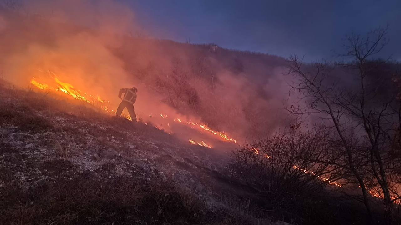 Если брать статистику возгораний на Машуке за прошлые годы, то их либо не было, либо были разовые случаи.   В прошлом году на Машуке было 10 возгораний, в основном все в труднодоступных местах, вдали от пешеходных зон, что исключает возможность возгораний от брошенного окурка или неосторожного обращения с огнём. Эти действия носят явно преднамеренный характер, кто и по чьим указаниям действует - пока вопрос.   Тема возгораний на Машуке для всех пятигорчан чувствительная, а желающих дестабилизировать обстановку достаточно.   Уважаемые жители города, будьте бдительны: если вы заметили подозрительных людей, которые совершают противоправные действия, незамедлительно сообщите об этом в ЕДДС города по телефону 112 либо в полицию 33-10-30.