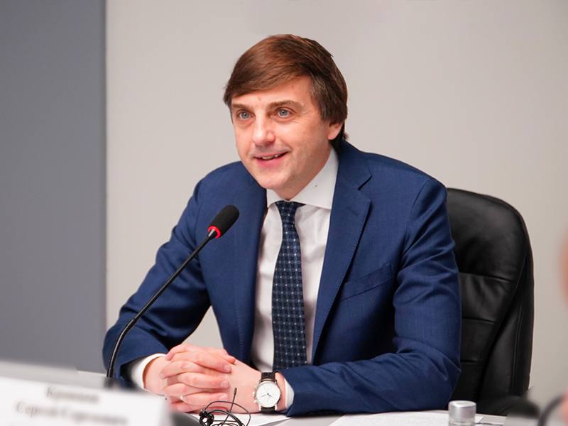Единые государственные школьные учебники по всем предметам подготовят в России в течение трех лет — Кравцов. По словам главы Минпросвещения РФ, «параллельно будет организована» система подготовки и переподготовки учителей. Кубанские Новости