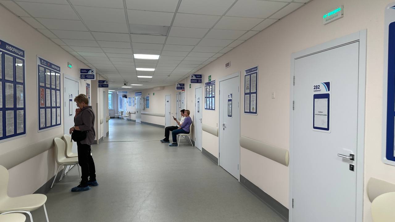 В учреждении размещены детское отделение женская консультация лечебно профилактическое отделение и рентгенологический блок с маммографическим комплексом и кабинетом КТ В поликлинике первоначально будут вести прием 6 врачей терапевтов 8 врачей педиатров а также узкопрофильные специалисты акушер гинеколог невролог уролог эндокринолог окулист оториноларингологи хирург травматолог ортопед и врачи стоматологи По мере увеличения прикрепленного населения будет расширяться штат врачей Открытие центра улучшит доступность медицинской помощи для более чем 50 тысяч жителей микрорайона ГТРК Самара MAX lВК lОК lСАЙТ