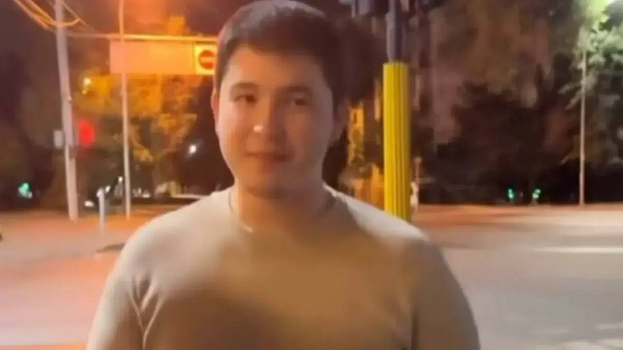 Не доказал своё исправление Суд отказал сыну депутата Турлыханова в смягчении наказания Суд Алатау отказал в удовлетворении прошения Нурасыла Болата сына депутата мажилиса Даулета Турлыханова о замене неотбытого срока на более мягкое наказание Об этом сообщили в пресс службе регионального суда Осенью 2024 года суд принял решение заменить Нурасылу Болату неотбытую часть наказания 1 год 5 месяцев и 10 дней лишением свободы Сын мажилисмена совершил три нарушения пробационного контроля Его заметили 11 октября с 19 30 до 21 45 в ресторане 12 октября с 4 15 до 4 59 на территории караоке Сам Нурасыл Болат утверждал что его электронный браслет почти разрядился поэтому он поехал к караоке По его словам он не заходил в заведение а лишь забрал у своего друга сумку в которой было зарядное устройство Потерпевшая Анна Чернова просила лишь частично удовлетворить ходатайство и заменить реальный срок Нурасыла Болата на ограничение свободы Однако суд оставил его прошение без удовлетворения Основанием для отказа в ходатайстве послужило то что осуждённый ранее злостно нарушал условия отбытия наказания в виде ограничения свободы С учётом совокупности всех обстоятельств суд пришёл к выводу что содержащиеся в ходатайстве и материалах сведения не подтвердили позитивные изменения в поведении осуждённого Нурасыла Болата Он не доказал своё исправление поэтому исполнение наказания должно быть продолжено уточнили в суде В июне Нурасыл Болат подал прошение о замене реального срока на штраф Однако позже отозвал ходатайство Его адвокат Назкен Кусаинова объяснила что в материалах производства допустили ошибки В частности представители учреждения указали в характеристике Болата что его якобы приговорили к семи годам лишения свободы вместо положенных двух ИнформБюро Подпишись на prokadrykz