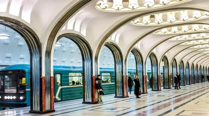 Московский метрополитен назвал любимые станции пассажиров в преддверии своего 91 летия В топ вошли Маяковская Площадь Революции Новослободская Комсомольская Арбатская и Киевская А главным символом подземки для пассажиров стала скорость 73 признались что любят метро прежде всего за возможность быстро добраться в любую точку города moscow on air