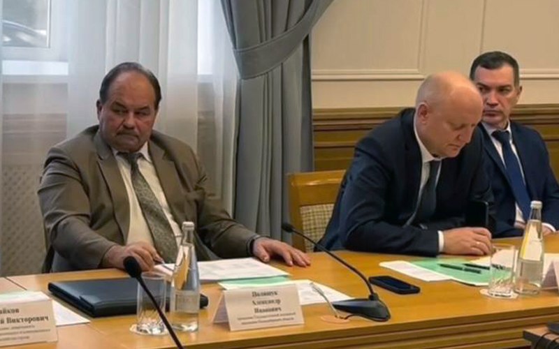 Глава новосибирской ГЖИ отказался от комментариев по уголовному делу Начальник государственной жилищной инспекции Новосибирской области Александр Полищук отрицает своё задержание по уголовному делу, передаёт «Прецедент». Но он отказался от каких-либо комментариев, не уточнив, что ему вменяют. Ранее источники «Сибирского экспресса» сообщили о возбуждении уголовного дела против Полищука и его заместительницы Дарьи Дерябиной. Информацию подтвердил источник «Прецедента», по сведениям которого делом занимается МВД. По разным данным, в отношении обоих фигурантов уже могли избрать меру пресечения. В октябре 2024 года жители ряда многоквартирных домов записали видео с просьбой к главе СК РФ Александру Бастрыкину обратить внимание на ситуацию с подделкой протоколов в Новосибирске. Тогда Следственный комитет обещал изучить ситуацию. В феврале 2025-го начальник ГУ МВД по Новосибирской области Андрей Кульков на сессии заксобрания согласился, что требуется «более детальное рассмотрение вопроса» о фальсификациях протоколов собраний жителей. В то же время, по его словам, в 2024 году в полицию поступило 119 материалов, связанных с протоколами, и было возбуждено 19 уголовных дел. Подписаться Прислать новость Помочь бустами
